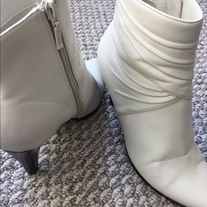 Cream colored heeled ankle boots by Impo. Sz 6
